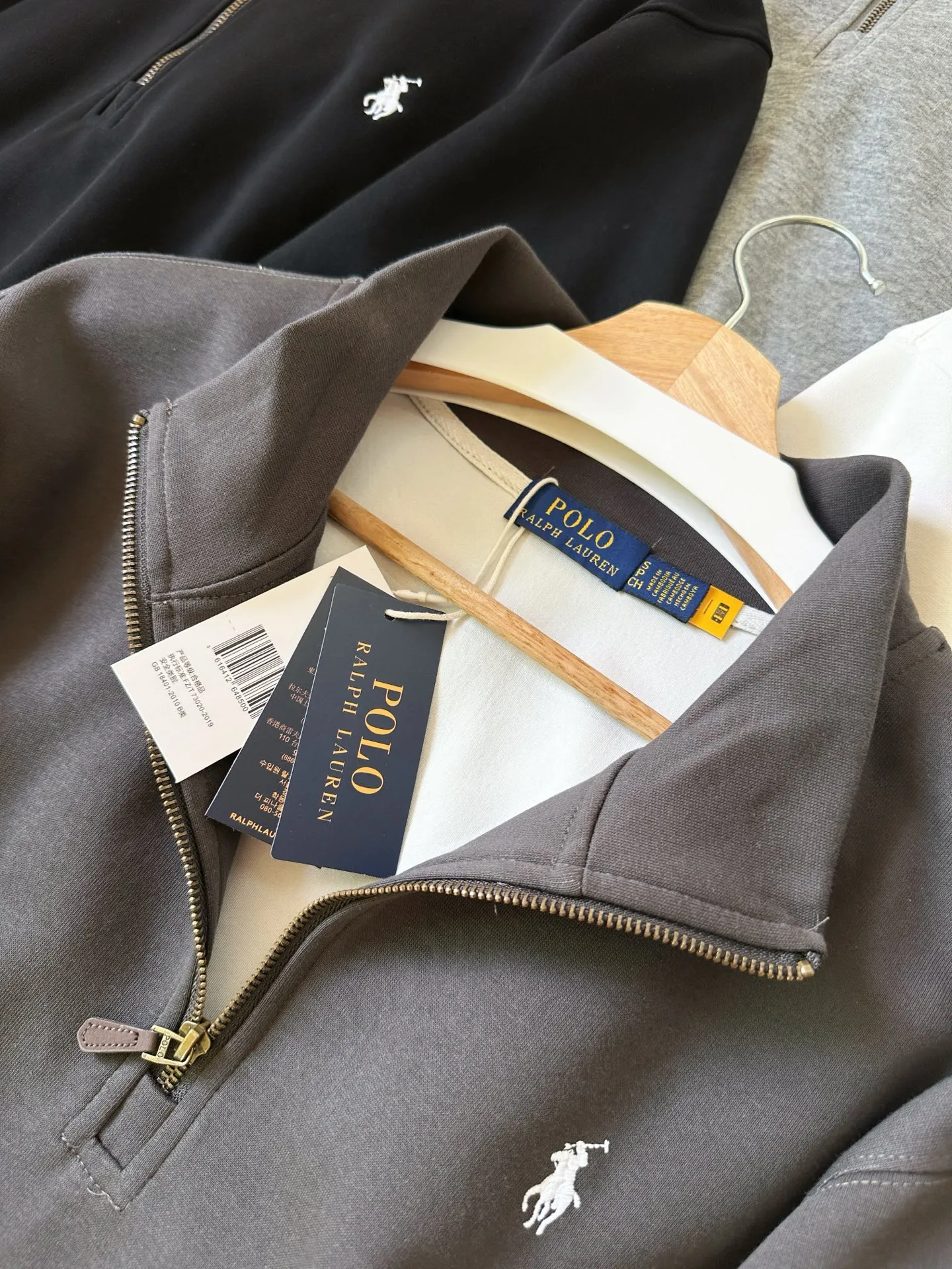 P210 Style No.: RL023] Ralph Lauren/Ralph Lauren classic small label embroidered turtleneck half-zip sweatshirt. Simple and versatile ~ super delicate and soft, close to the body without being tied. Perfectly reflects the brand's sense of superiority. The cut is standard, comfortable to stretch, unrestricted in movement, and highly practical to wear. Classic and simple style, with pony embroidery pattern on the chest, imported machines, three-dimensional and full. Original Polo brass zipper, three-dimensional windproof lapels, taking into account warmth and cool lines, full of coolness, half-open lazy mode. The fit is loose, whether worn alone or layered, you can wear different styles of fashion with just one piece. Color: black, white, gray, brown, navy Size: S-xL S shoulder width 51 bust 110 length 67 sleeve length 58 M shoulder width 52 bust 114 length 69 sleeve length 59 L shoulder width 53 bust 118 length 71 sleeve length 60 xL shoulder width 54 bust 122 length 73 sleeve length 61